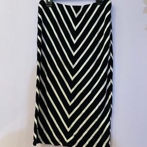 Mossimo Chevron Black & White Midi Skirt. Women’ Small. NEVER WORN. Fitted.